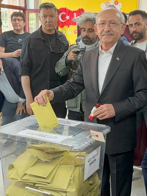Präsidentschaftskandidat Kemal Kilicdaroglu gibt seine Stimme ab.