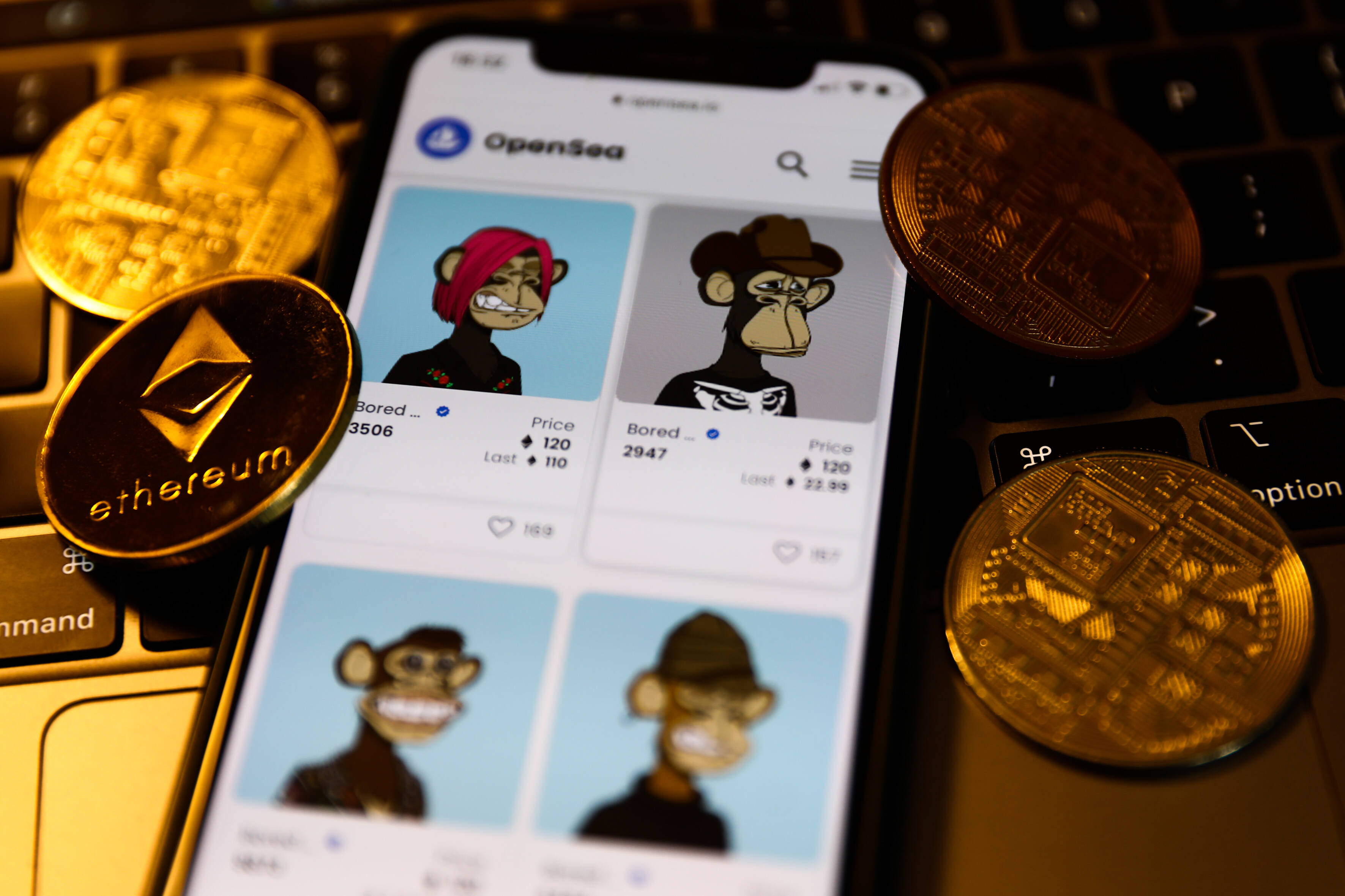 Eine Illustration der Bored Ape Yacht Club collection mit Kryptowährungen auf einem Handybildschirm.