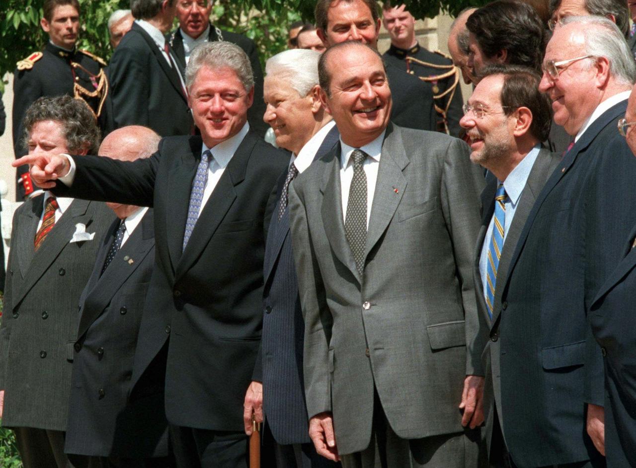 Gruppenbild beim NATO-Russland-Gipfel im Mai 1997 in Paris: US-Präsident Bill Clinton (von links), Russlands Präsident Boris Jelzin, Frankreichs Präsident Jaques Chirac, NATO-Generalsekretär Javier Solana und Bundeskanzler Helmut Kohl