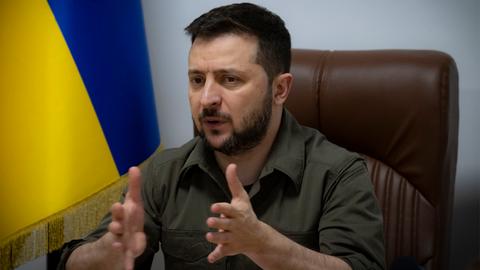 Wolodymyr Selenskyj, Präsident der Ukraine, spricht in Kiew vor dem Royal Institute of International Affairs im Chatham House Meeting, das per Videolink aus dem Situation Room übertragen wird.