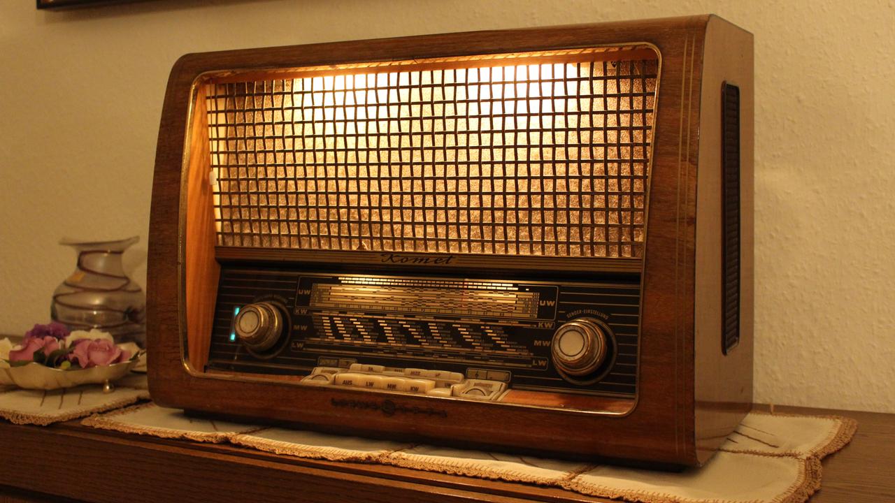 Ein altes Radio steht auf einer Kommode