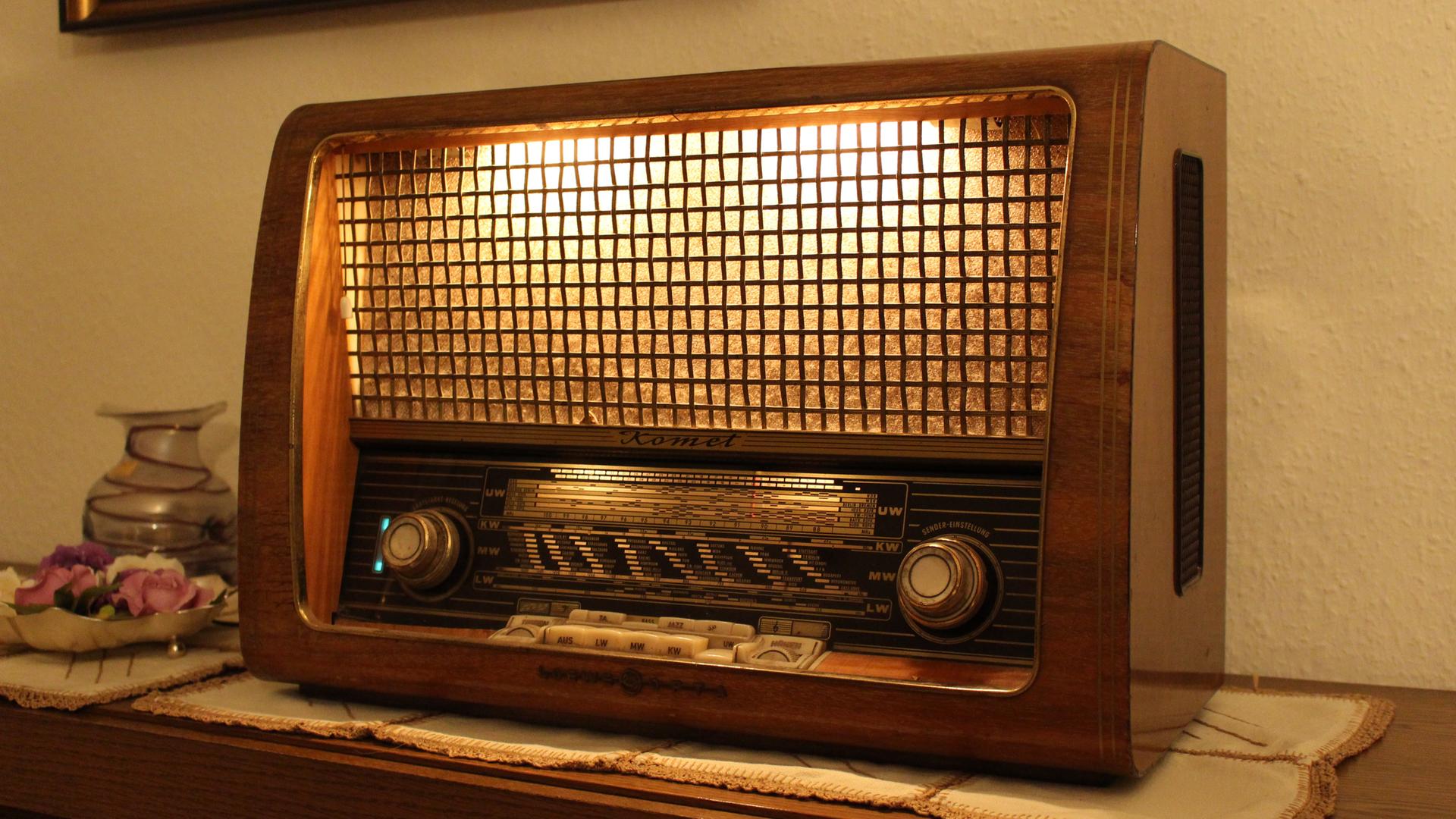 Ein altes Radio steht auf einer Kommode Ein altes Radio steht auf einer Kommode