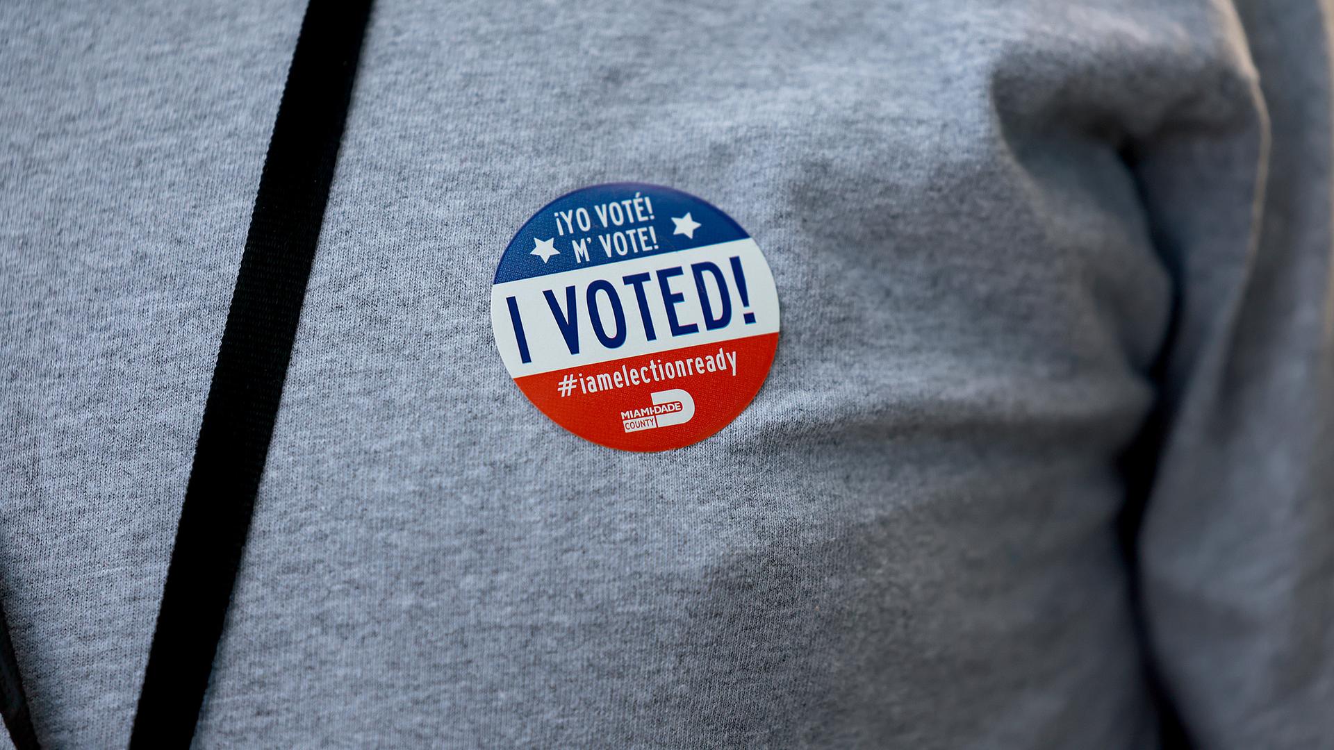 Ein Wähler trägt nach der Stimmabgabe in einem Wahllokal am 23. August 2022 in Miami, Florida, einen "Ich habe gewählt"-Aufkleber in englisch und spanisch. Bei den Vorwahlen in Florida gaben die Wähler im ganzen Bundesstaat ihre Stimmen ab. Ein Wähler trägt nach der Stimmabgabe in einem Wahllokal am 23. August 2022 in Miami, Florida, einen "Ich habe gewählt"-Aufkleber in englisch und spanisch. Bei den Vorwahlen in Florida gaben die Wähler im ganzen Bundesstaat ihre Stimmen ab.