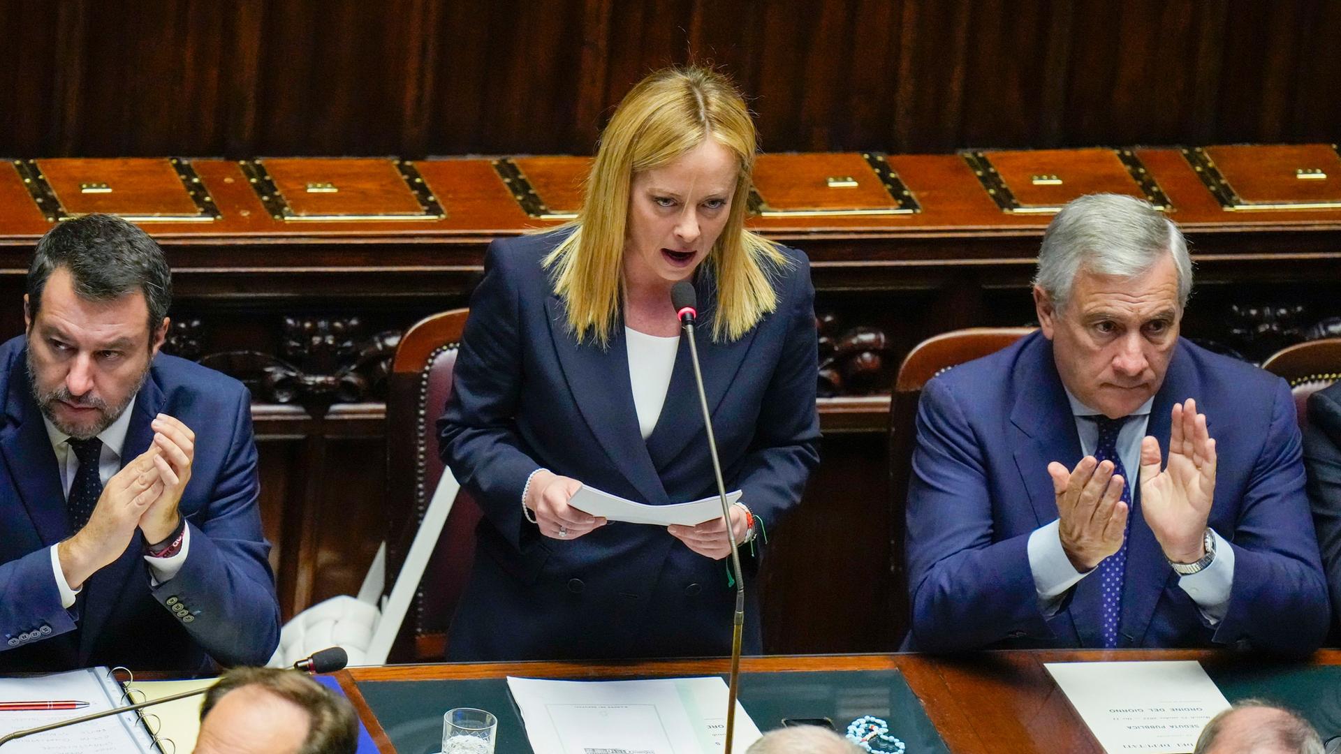 Die italienische Ministerpräsidentin Giorgia Meloni bei ihrer ersten Regierungserklärung in Rom. Die italienische Ministerpräsidentin Giorgia Meloni bei ihrer ersten Regierungserklärung in Rom.