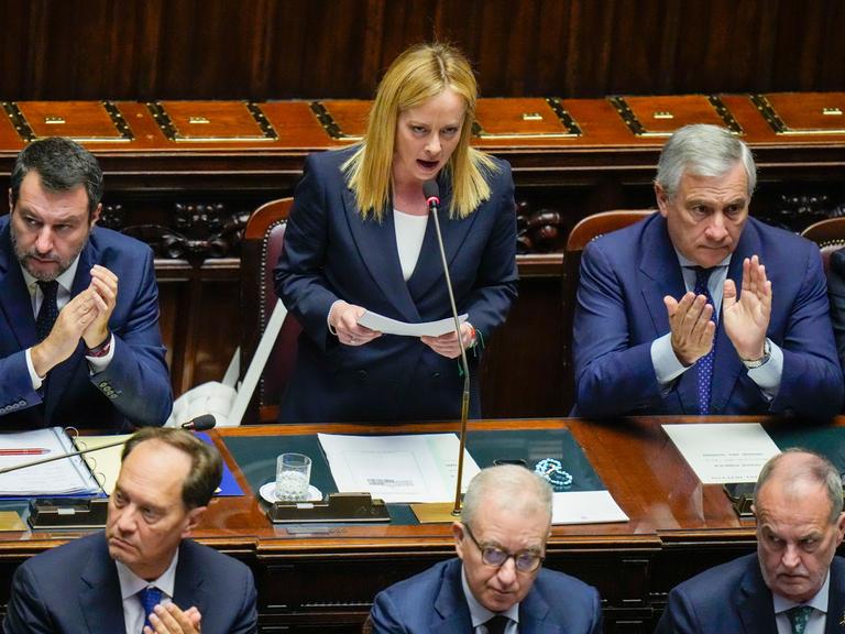Die italienische Ministerpräsidentin Giorgia Meloni bei ihrer ersten Regierungserklärung in Rom.