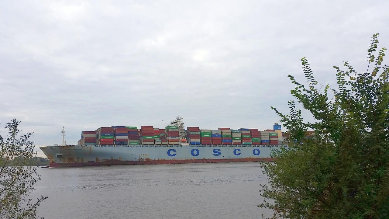 Cosco Shipping auf der Elbe Cosco Shipping auf der Elbe