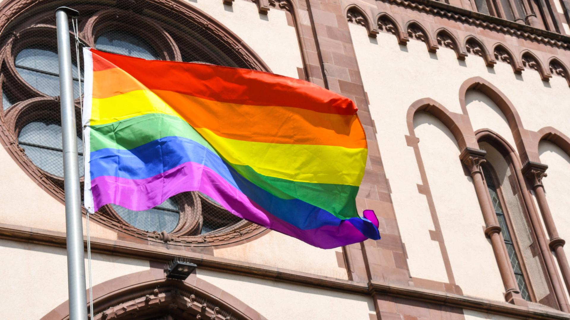Eine Regenbogenfahne weht an der an der Herz-Jesu-Kirche in Freiburg . *** A rainbow flag flies at the Herz Jesu church in Freiburg, Germany Eine Regenbogenfahne weht an der an der Herz-Jesu-Kirche in Freiburg . *** A rainbow flag flies at the Herz Jesu church in Freiburg, Germany