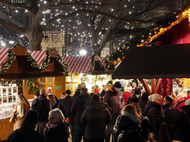 Vielen Menschen auf dem Weihnachtsmarkt an der Berliner Gedächtniskirche.