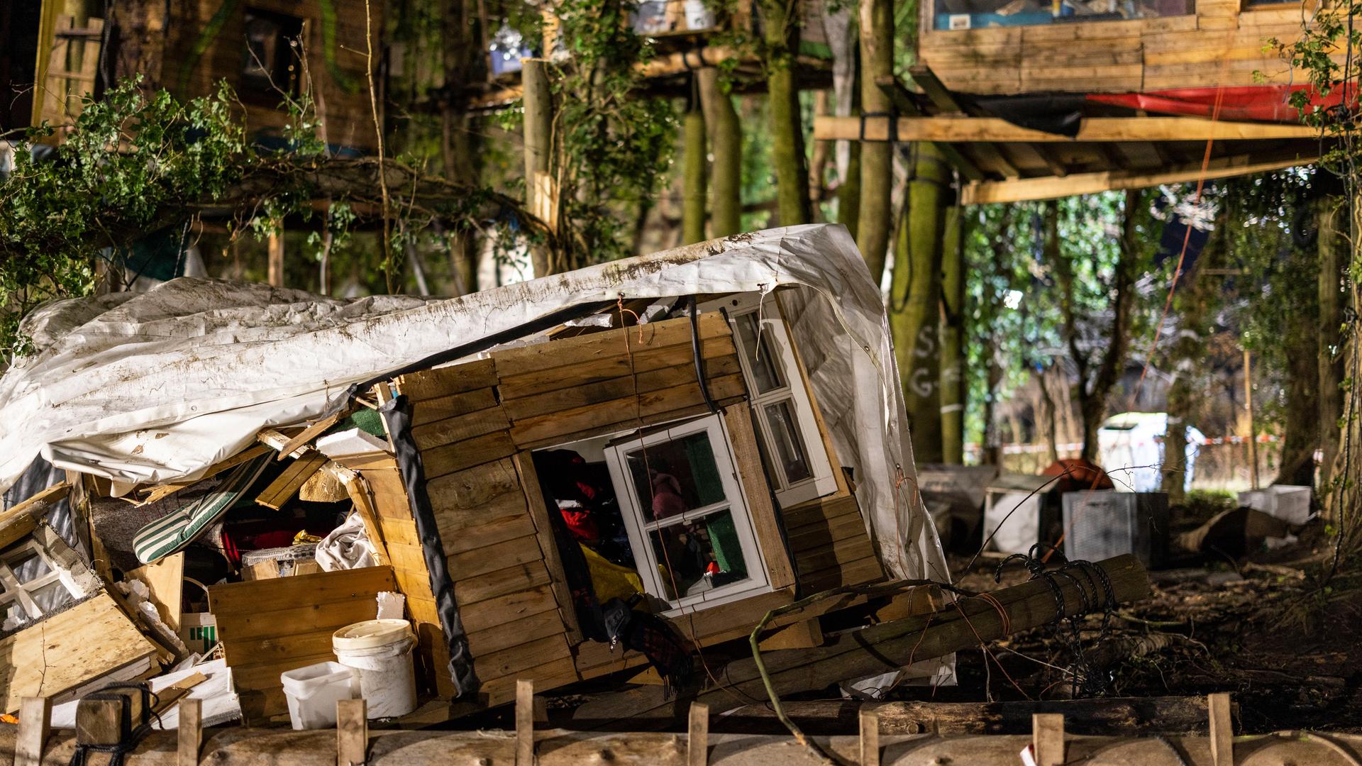 Am Montag nach den Protesten und der Räumung des ehemaligen Örtchens Lützerath liegt ein zerstörtes Baumhaus der Demonstrierenden auf dem Boden. Am Montag nach den Protesten und der Räumung des ehemaligen Örtchens Lützerath liegt ein zerstörtes Baumhaus der Demonstrierenden auf dem Boden.