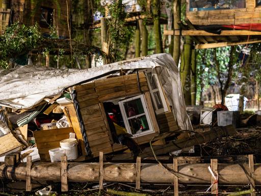 Am Montag nach den Protesten und der Räumung des ehemaligen Örtchens Lützerath liegt ein zerstörtes Baumhaus der Demonstrierenden auf dem Boden. 