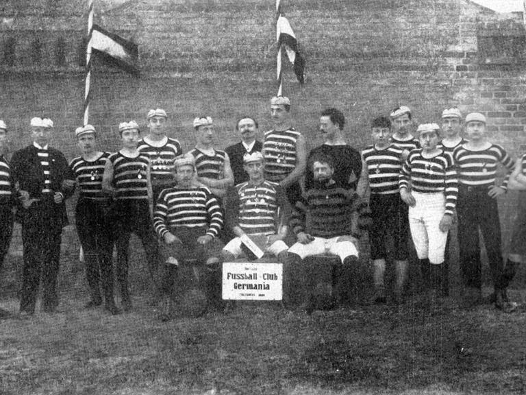 Die Reproduktion eines Fotos zeigt Spieler der Männermannschaft des Vereins BFC Germania 1888 (Aufnahme von 1891).