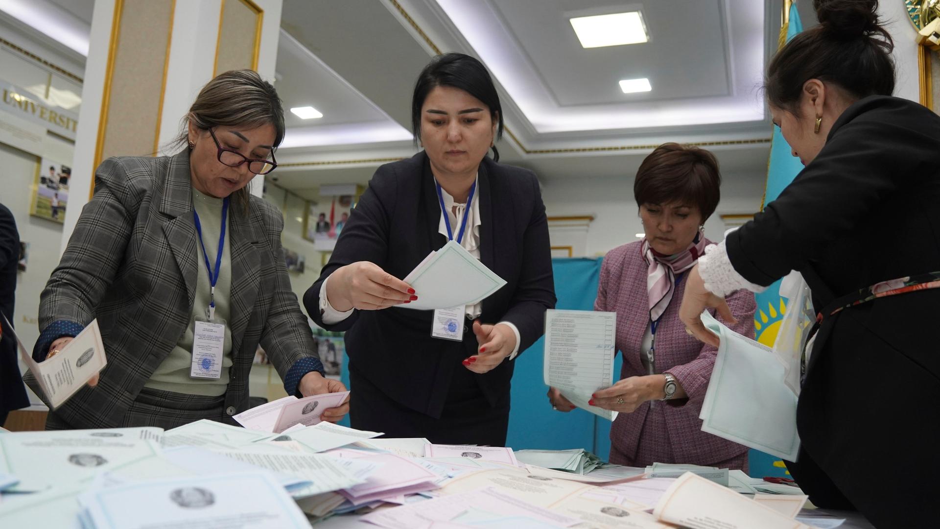 Kasachstan, Almaty: Mitglieder der Wahlkommission zählen die Stimmzettel in einem Wahllokal. Kasachstan, Almaty: Mitglieder der Wahlkommission zählen die Stimmzettel in einem Wahllokal.
