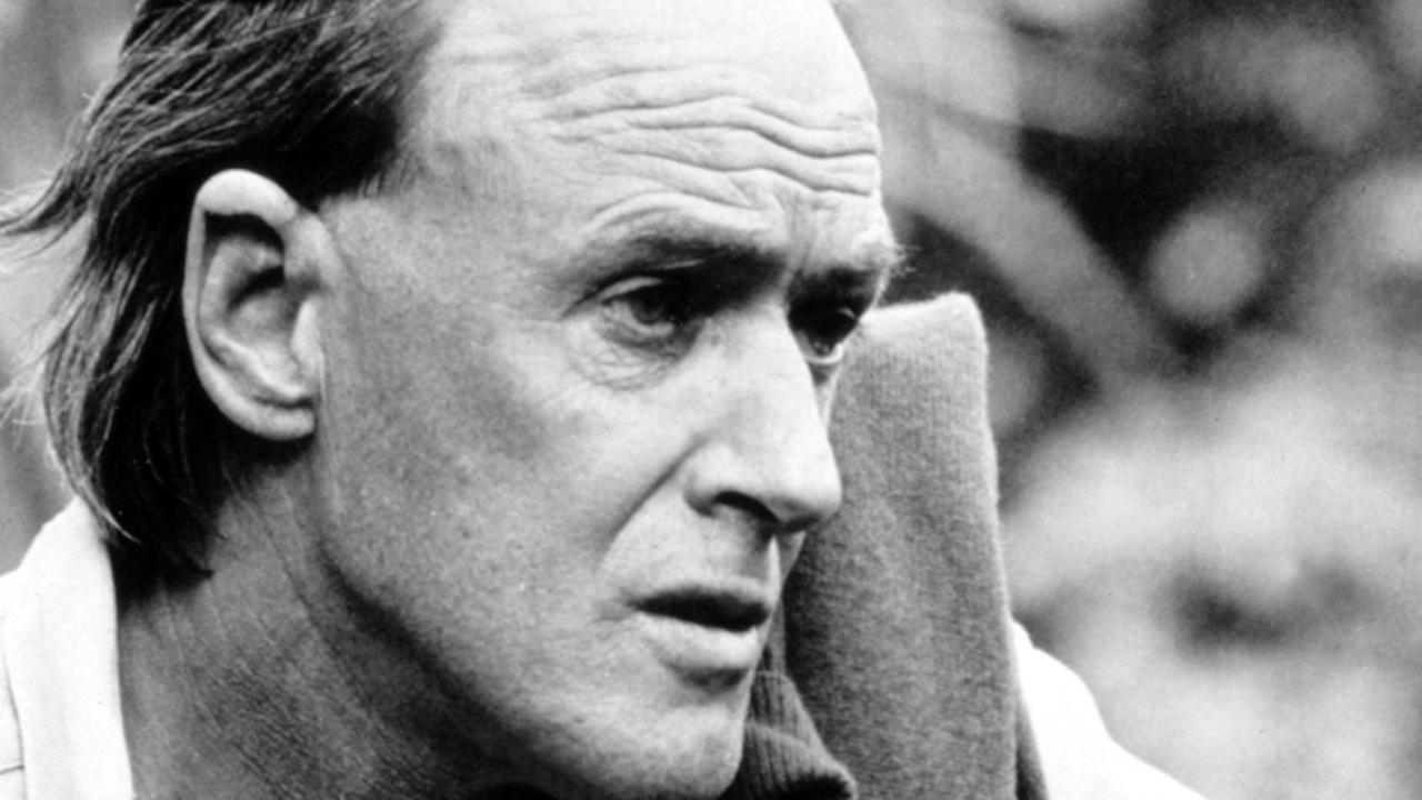 Schwarzweißfoto des Schriftstellers Roald Dahl im mittleren Lebensalter: Er trägt ein Poloshirt und einen Pulli über die Schulter geworfen und schaut nach rechts aus dem Bild, die Stirn in Falten geworfen. Schwarzweißfoto des Schriftstellers Roald Dahl im mittleren Lebensalter: Er trägt ein Poloshirt und einen Pulli über die Schulter geworfen und schaut nach rechts aus dem Bild, die Stirn in Falten geworfen.