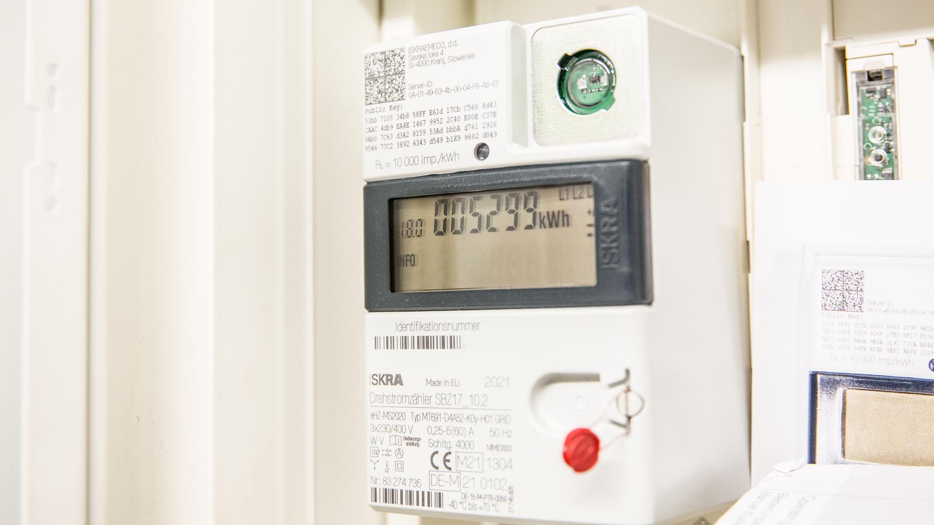 In einem Stromverteilerkasten eines neuen Wohnhauses hängt ein digitaler Stromzähler mit intelligenten Messsystemen (auch "Smart Meter" genannt). 