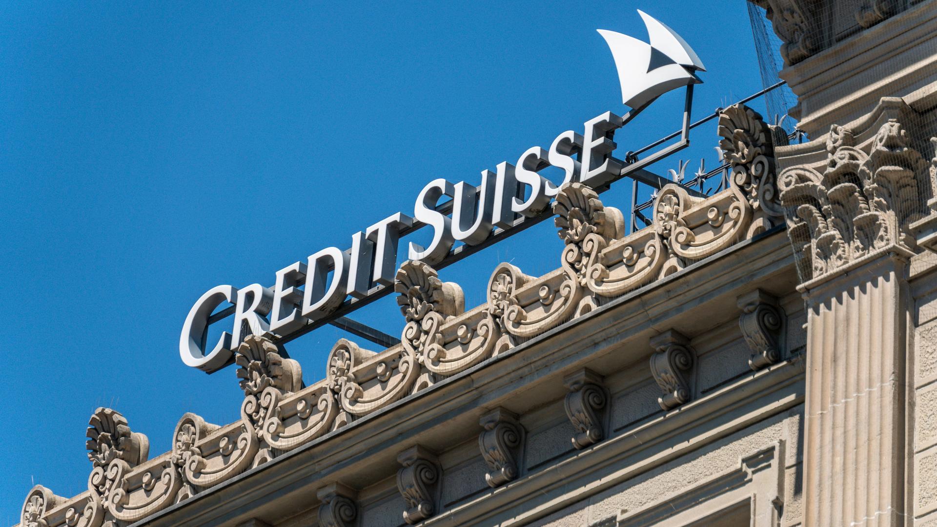 Logo der Schweizer Großbank Credit Suissse an einem klassizistischen Gebäude Logo der Schweizer Großbank Credit Suissse an einem klassizistischen Gebäude