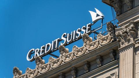 Logo der Schweizer Großbank Credit Suissse an einem klassizistischen Gebäude