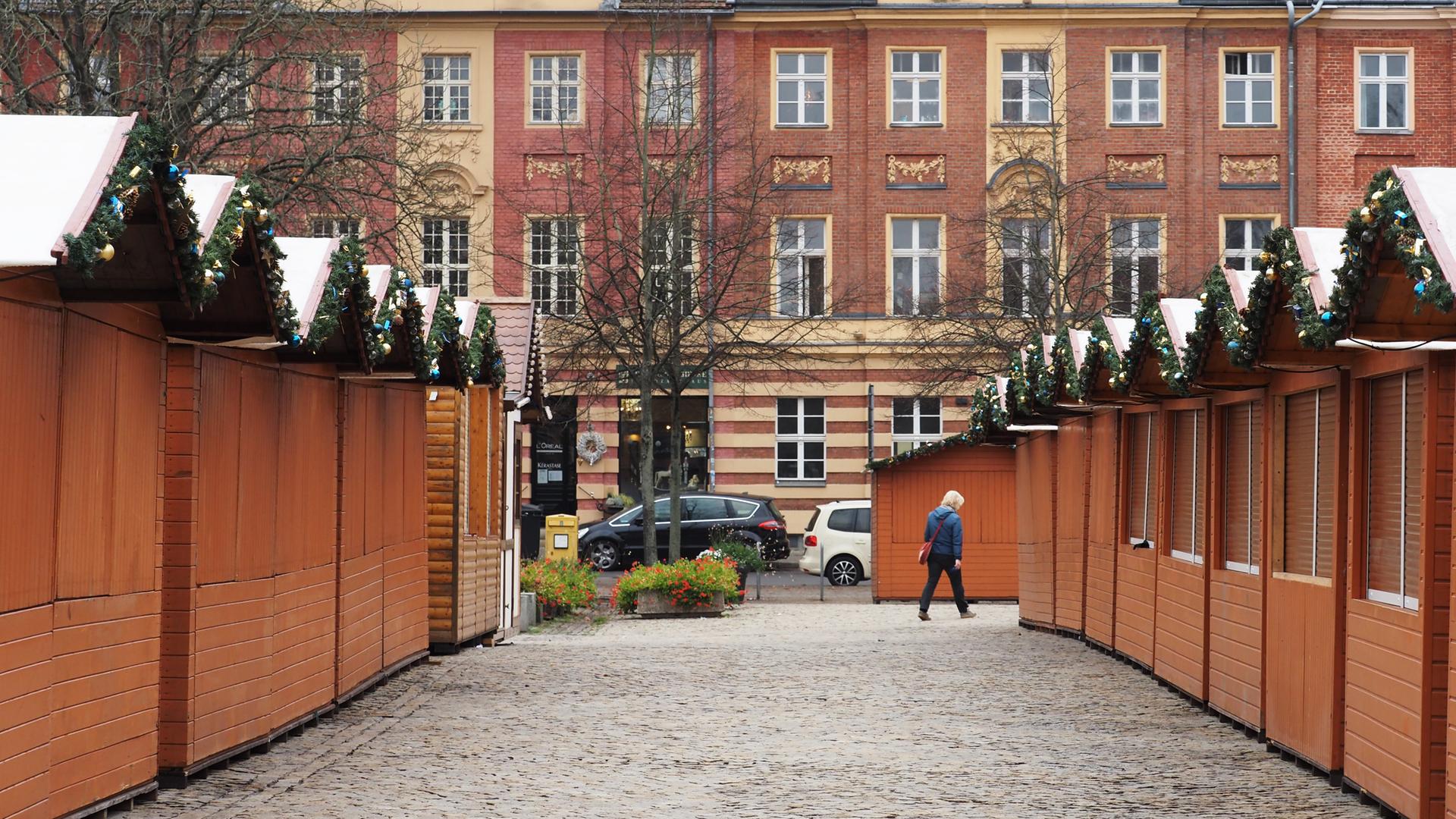 Die Verkaufsstände des Potsdamer Weihnachtsmarktes auf dem Bassinplatz am 12.11.2021. Die Verkaufsstände des Potsdamer Weihnachtsmarktes auf dem Bassinplatz am 12.11.2021.