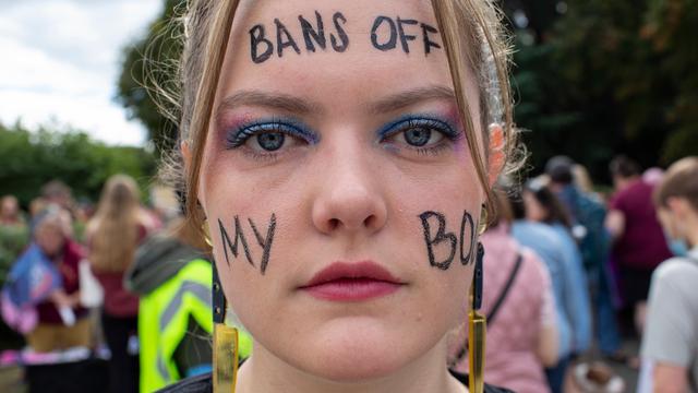 Eine Aktivistin demonstriert für das Recht auf Abtreibung bei einer Demo am 8. Oktober in Washington D.C. (USA). "Verbot weg von meinem Körper" steht auf ihrem Gesicht.