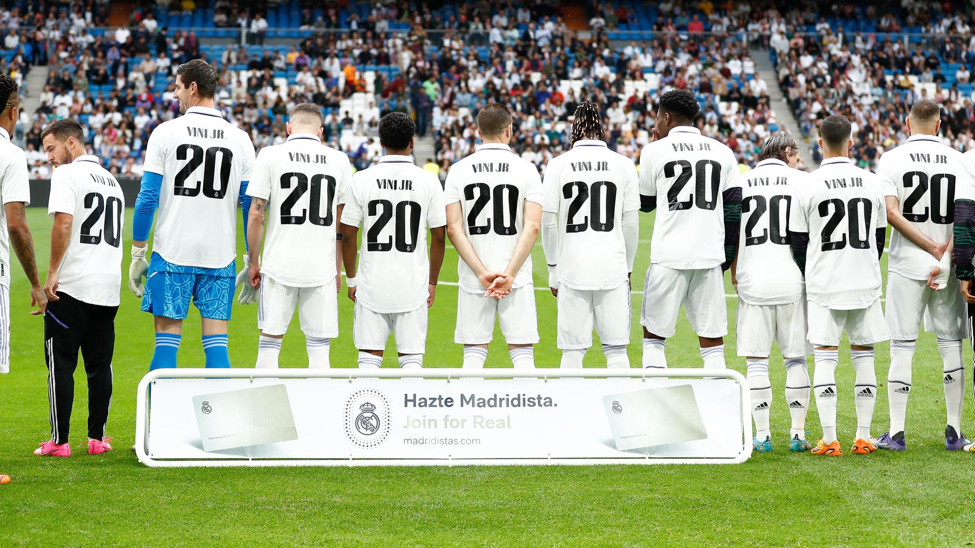 Spieler von Real Madrid tragen ein T-Shirt mit dem Namen von Vinicius Junior als Zeichen der Unterstützung gegen Rassismus während des Fußballspiels um die spanische Meisterschaft La Liga zwischen Real Madrid und Rayo Vallecano