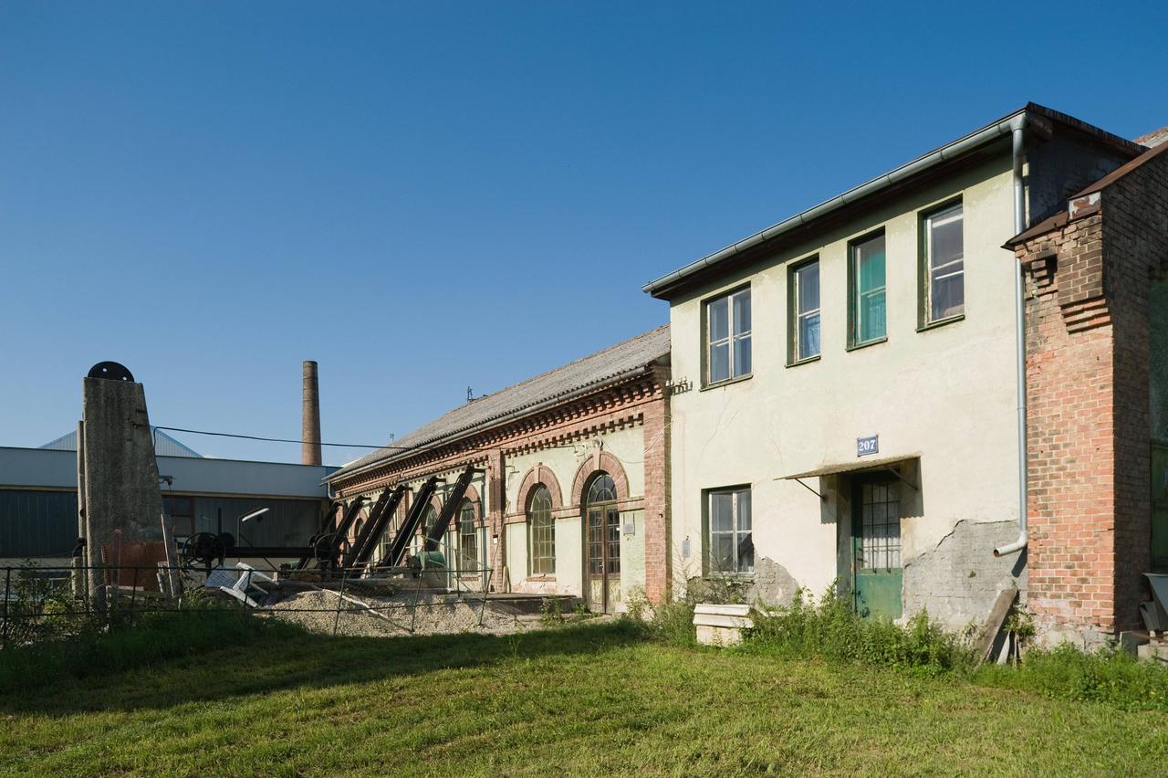 Die Textilfabrik Marienthal brachte einst bescheidenen Wohlstand in die Gemeinde Gramatneusiedl bei Wien. Und nach ihrer Schließung Elend und Arbeitslosigkeit. Die Textilfabrik Marienthal brachte einst bescheidenen Wohlstand in die Gemeinde Gramatneusiedl bei Wien. Und nach ihrer Schließung Elend und Arbeitslosigkeit.