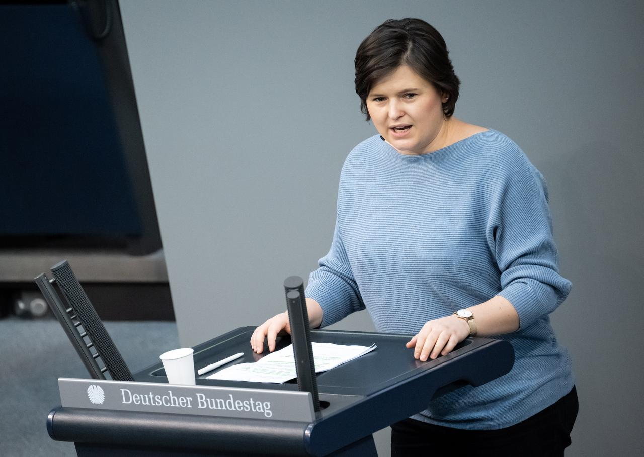 Sara Nanni (Bündnis 90/Die Grünen) spricht bei der Plenarsitzung im Deutschen Bundestag. Hauptthema der 15. Sitzung der 20. Legislaturperiode ist, neben der Regierungserklärung durch den Bundesminister für Wirtschaft und Klimaschutz zum Jahreswirtschaftsbericht 2022, der Antrag der Bundesregierung zur Fortsetzung des Einsatzes bewaffneter deutscher Streitkräfte im Irak. Sara Nanni (Bündnis 90/Die Grünen) spricht bei der Plenarsitzung im Deutschen Bundestag. Hauptthema der 15. Sitzung der 20. Legislaturperiode ist, neben der Regierungserklärung durch den Bundesminister für Wirtschaft und Klimaschutz zum Jahreswirtschaftsbericht 2022, der Antrag der Bundesregierung zur Fortsetzung des Einsatzes bewaffneter deutscher Streitkräfte im Irak.