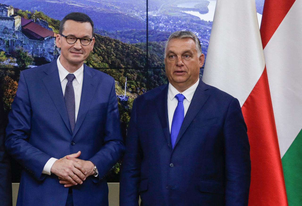 Polens Ministerpräsident Mateusz Morawiecki (links) mit Ungarns Ministerpräsident Viktor Orban im September 2020 in Brüssel Polens Ministerpräsident Mateusz Morawiecki (links) mit Ungarns Ministerpräsident Viktor Orban im September 2020 in Brüssel