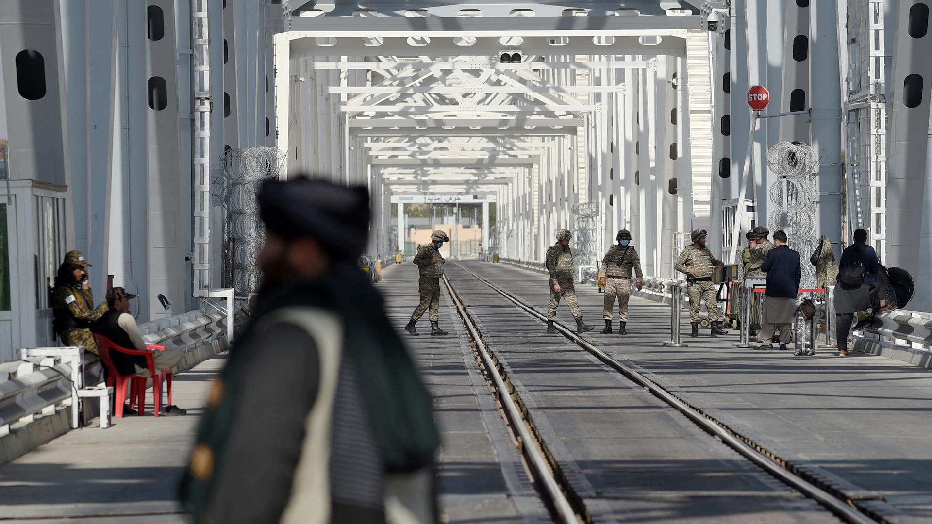 Uniformierte Grenzschutzbeamte kontrollieren die Einreise auf einer Stahlbrücke. Uniformierte Grenzschutzbeamte kontrollieren die Einreise auf einer Stahlbrücke.