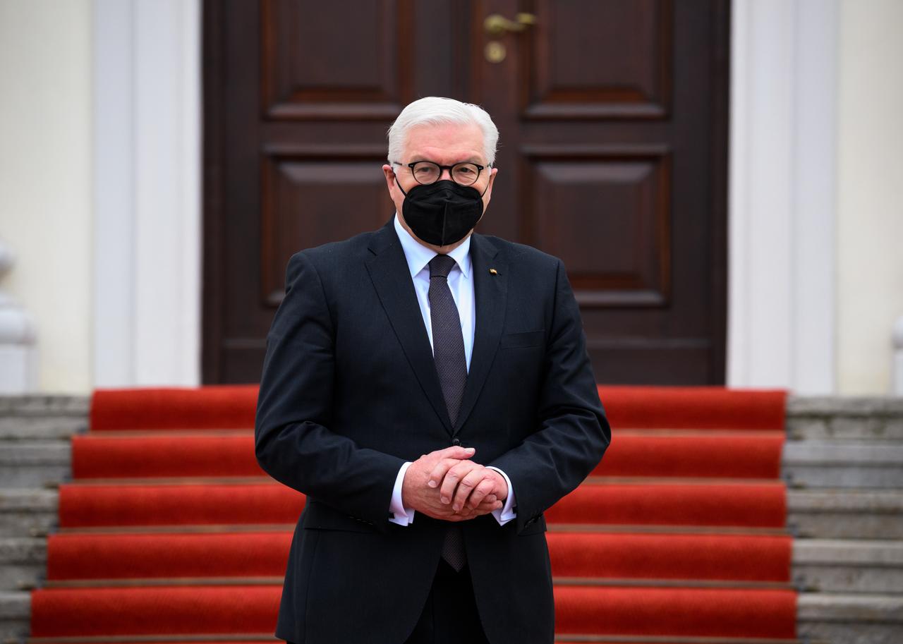 Bundespräsident Frank-Walter Steinmeier mit einer schwarzen FFP2-Maske Bundespräsident Frank-Walter Steinmeier mit einer schwarzen FFP2-Maske
