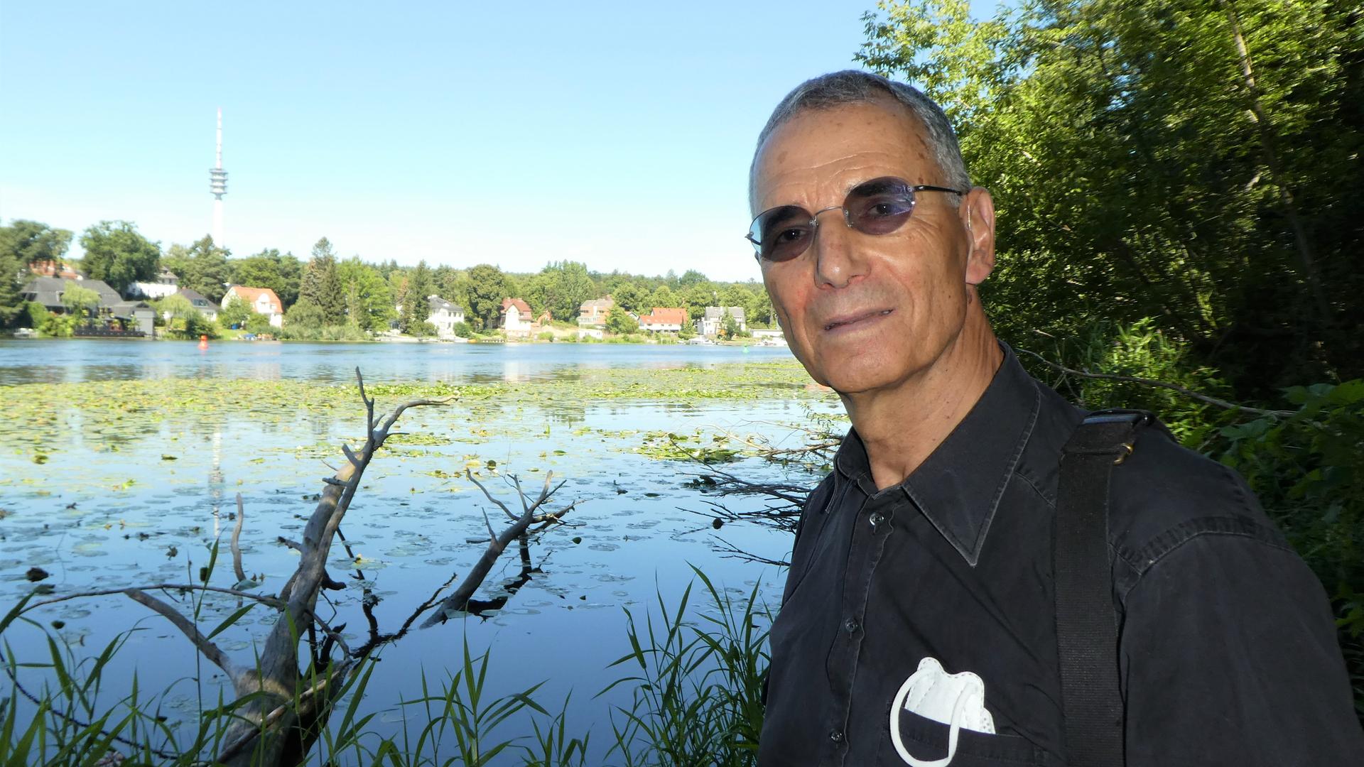 Michael Wolffsohn steht vor einem See Michael Wolffsohn steht vor einem See