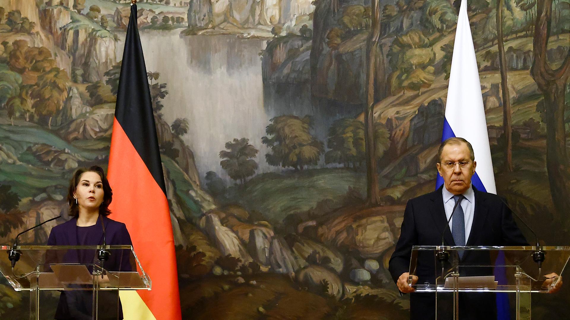 Bundesaußenministerin Annalena Baerbock bei ihrem Besuch in Moskau am 18.01.2021 neben dem russischen Außenminister Sergej Lawrow Bundesaußenministerin Annalena Baerbock bei ihrem Besuch in Moskau am 18.01.2021 neben dem russischen Außenminister Sergej Lawrow