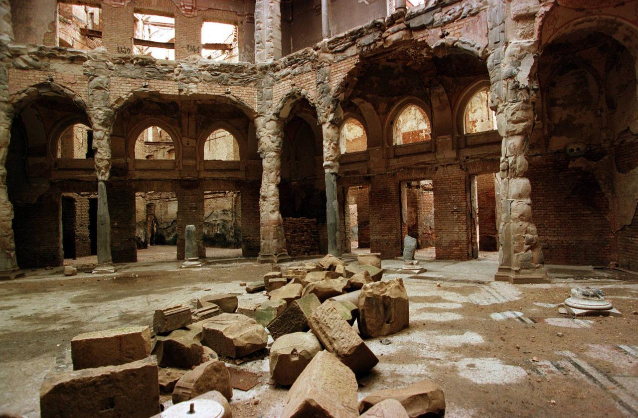 Während des Bürgerkriegs zerstörte Nationalbibliothek in Sarajevo, Innenansicht mit großen Trümmerteilen, die am Boden liegen Während des Bürgerkriegs zerstörte Nationalbibliothek in Sarajevo, Innenansicht mit großen Trümmerteilen, die am Boden liegen