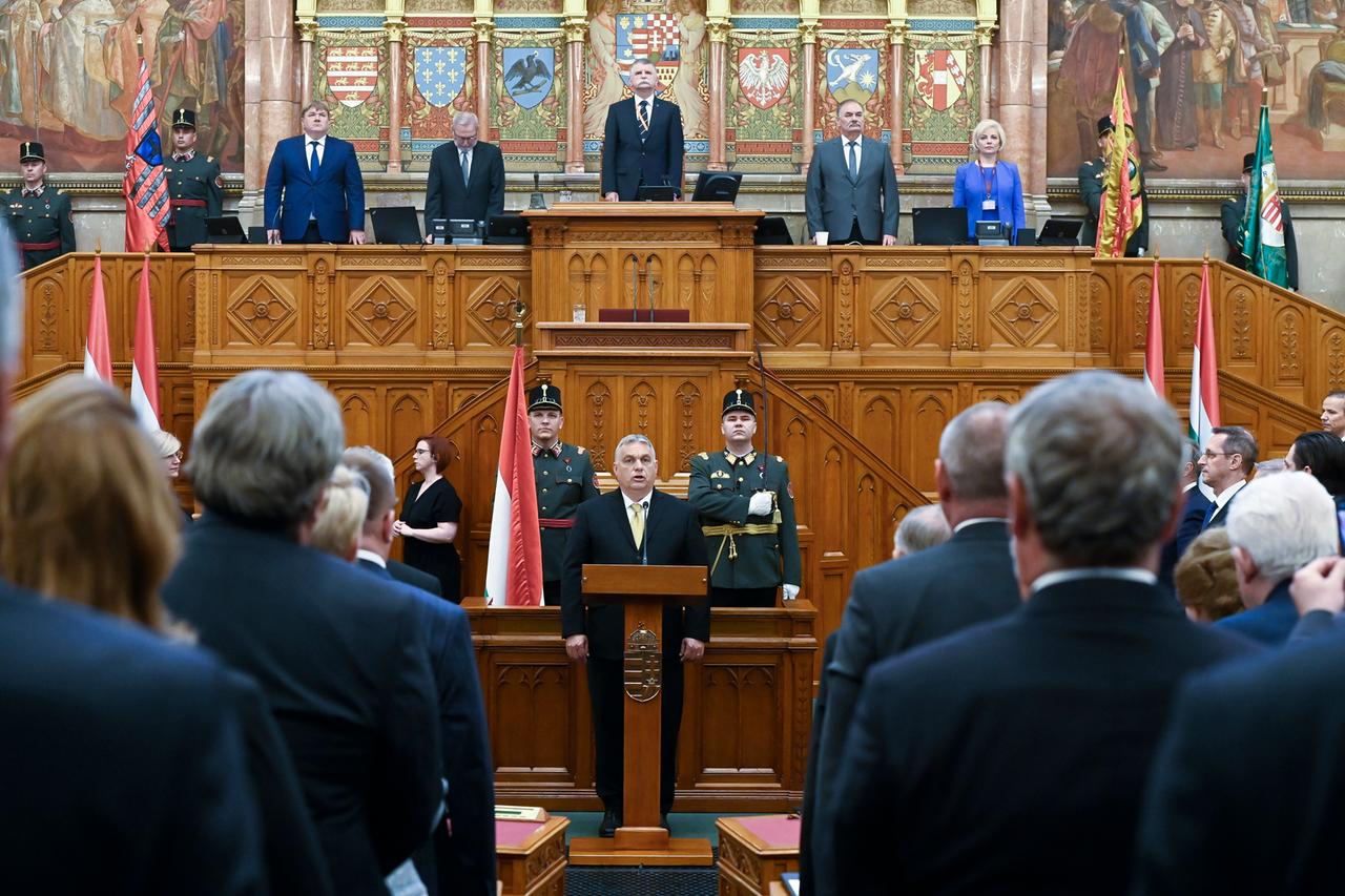Der Vorsitzende der Fidesz-Partei, Viktor Orban legt seinen Eid als ungarischer Ministerpräsident ab, nachdem er im ungarischen Parlament in Budapest für seine fünfte Amtszeit in Folge wiedergewählt wurde.
Der Vorsitzende der Fidesz-Partei, Viktor Orban legt seinen Eid als ungarischer Ministerpräsident ab, nachdem er im ungarischen Parlament in Budapest für seine fünfte Amtszeit in Folge wiedergewählt wurde.