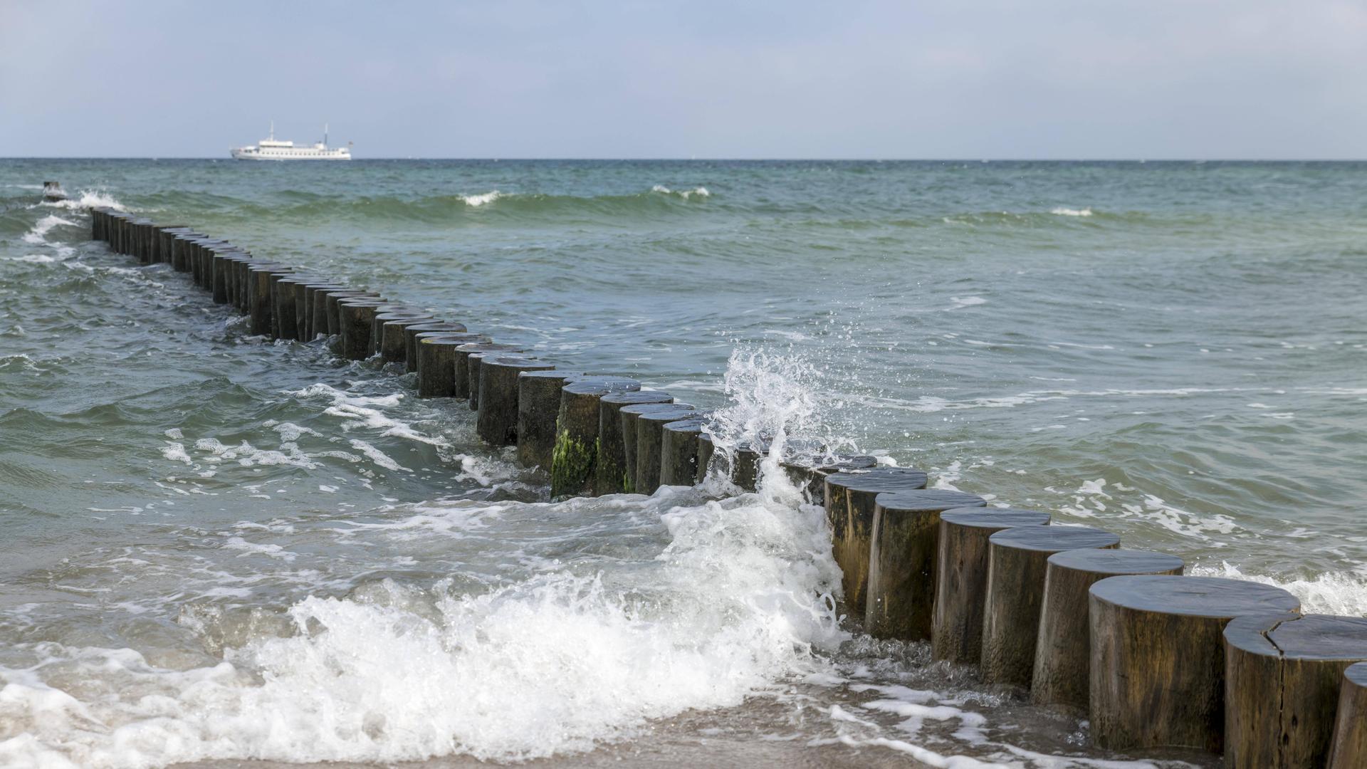 Kleine Wellen der Ostsee vor der baltischen Küste