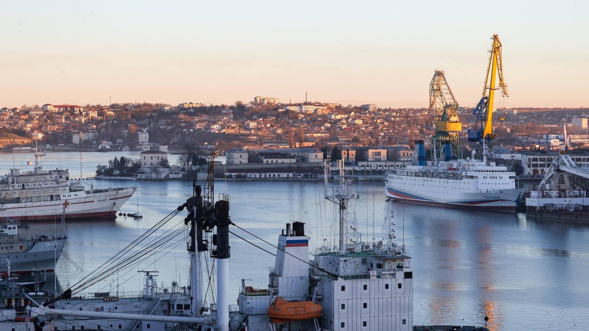 Schiffe liegen im Hafen von Sevastopol auf der Halbinsel Krim