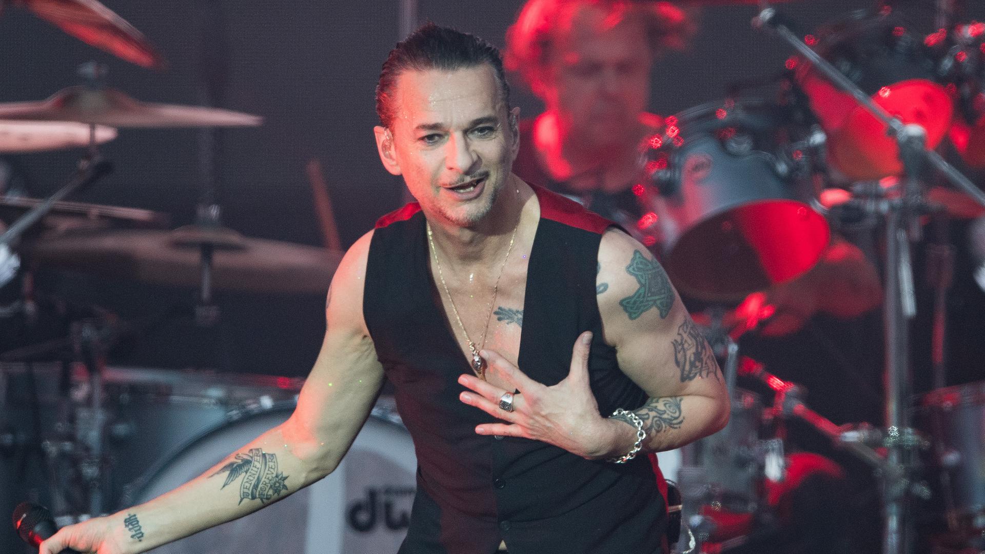 Dave Gahan, der Sänger der Band "Depeche Mode" steht auf einer Bühne Dave Gahan, der Sänger der Band "Depeche Mode" steht auf einer Bühne