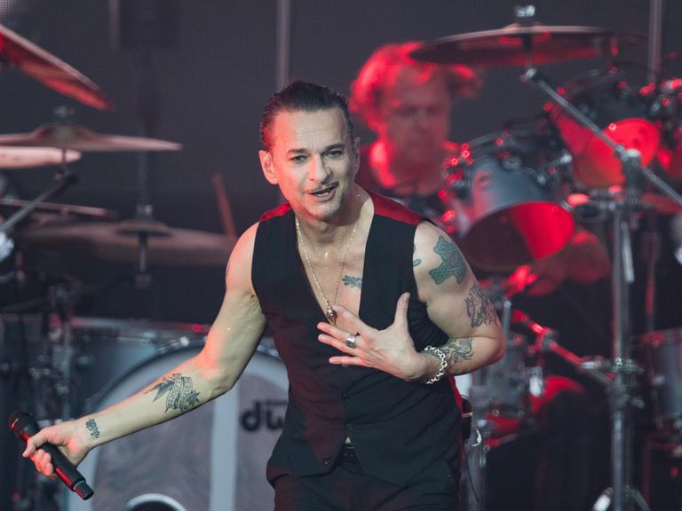 Dave Gahan, der Sänger der Band "Depeche Mode" steht auf einer Bühne