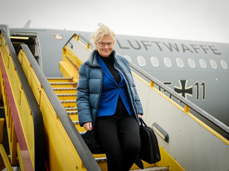 Christine Lambrecht (SPD), Bundesministerin der Verteidigung, steigt aus einem Flugzeug der Luftwaffe auf dem Flughafen von Bratislava. 