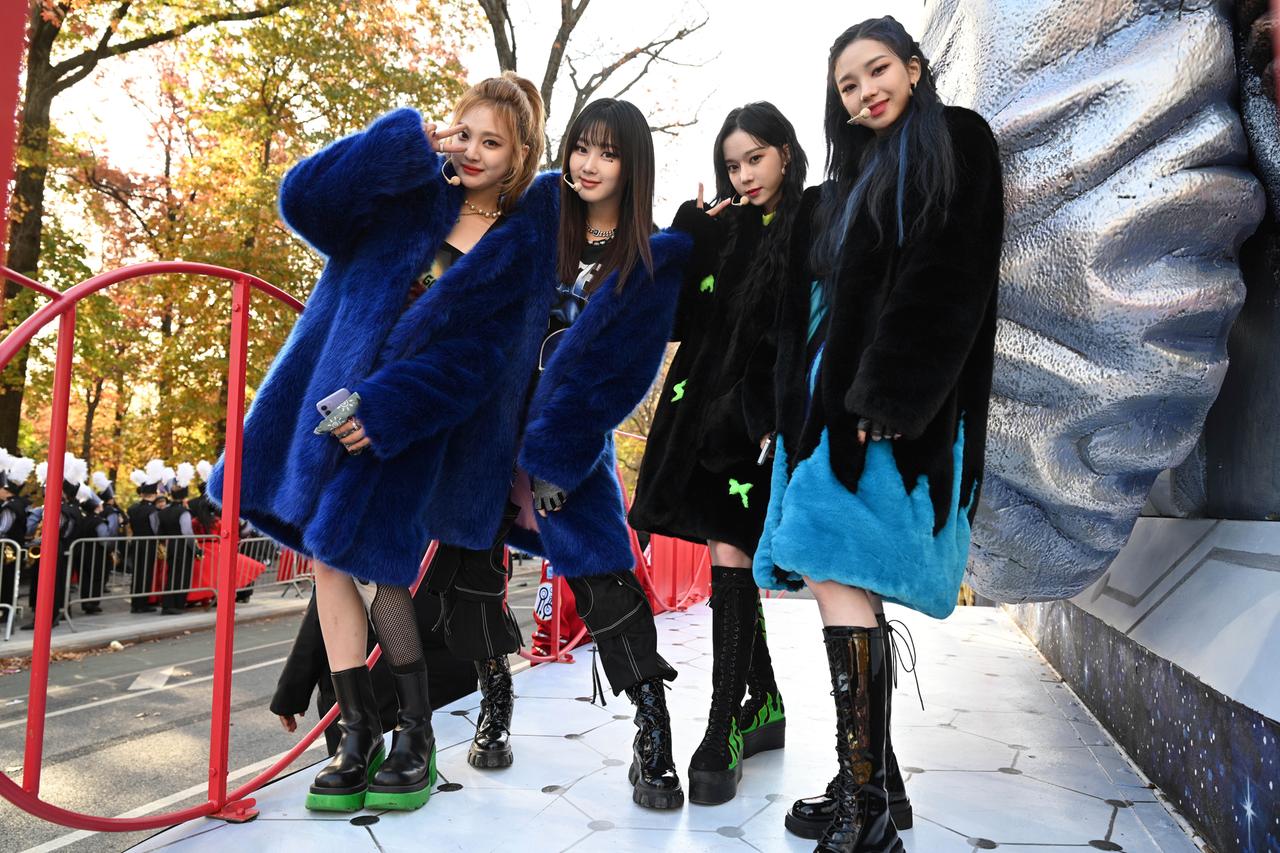 Vier Mitglieder der K-Pop-Band Aespa präsentieren sich auf einer Thanks-Giving-Parade in New York. Vier Mitglieder der K-Pop-Band Aespa präsentieren sich auf einer Thanks-Giving-Parade in New York.
