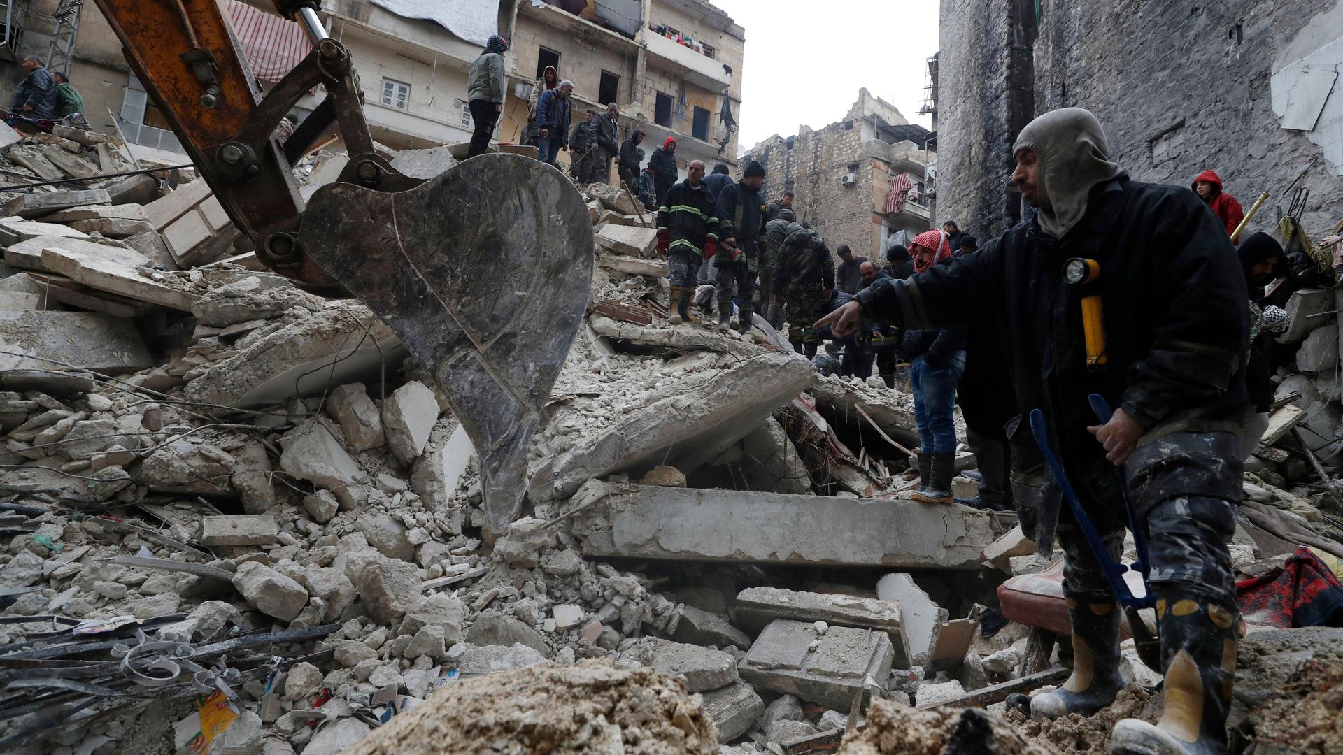 Suche nach Überlebenden - Internationale Erdbebenhilfe für Syrien schwierig