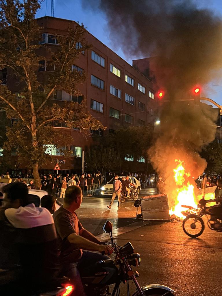 Blick auf die Proteste auf den Straßen von Teheran im Iran, die nach dem Tod der 22-jährigen Mahsa Amini immer wieder aufflammen.