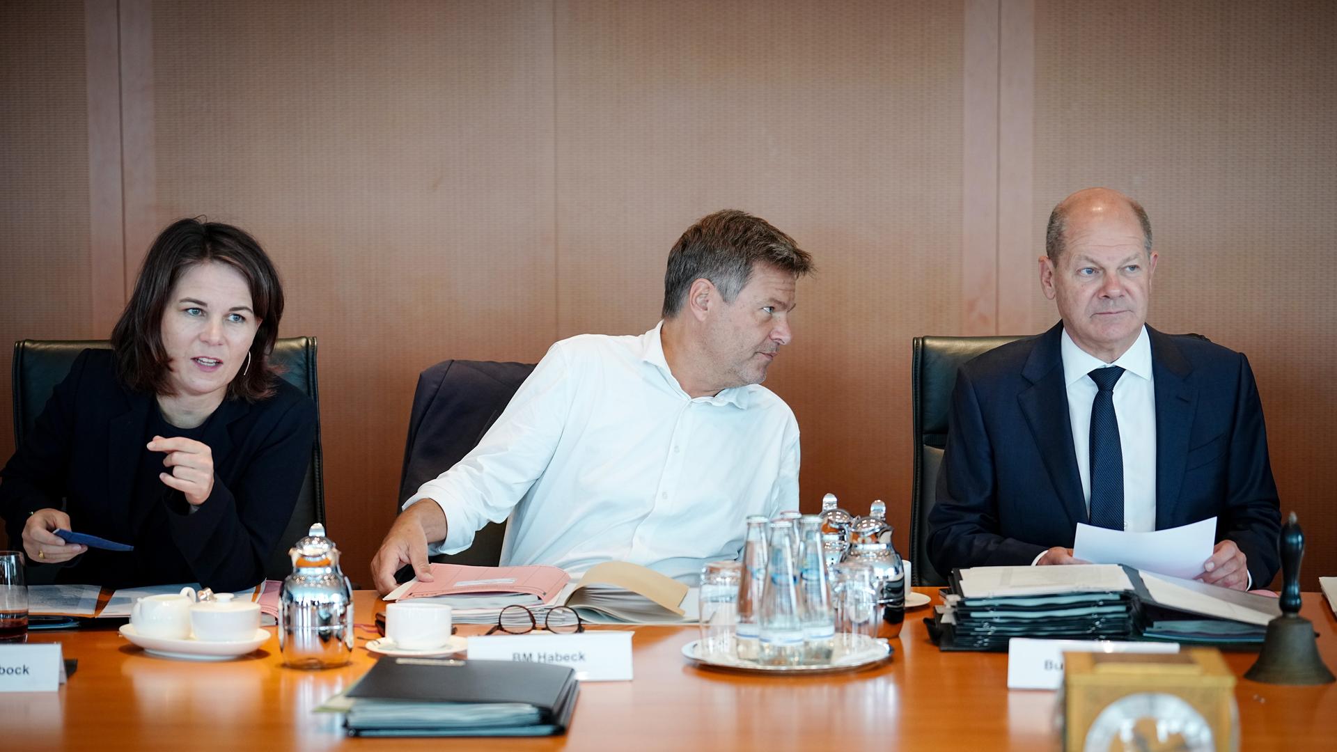 Annalena Baerbock (vl, Bündnis 90/Die Grünen), Außenministerin, Robert Habeck (Bündnis 90/Die Grünen), Bundesminister für Wirtschaft und Klimaschutz, und Bundeskanzler Olaf Scholz (SPD) Annalena Baerbock (vl, Bündnis 90/Die Grünen), Außenministerin, Robert Habeck (Bündnis 90/Die Grünen), Bundesminister für Wirtschaft und Klimaschutz, und Bundeskanzler Olaf Scholz (SPD)