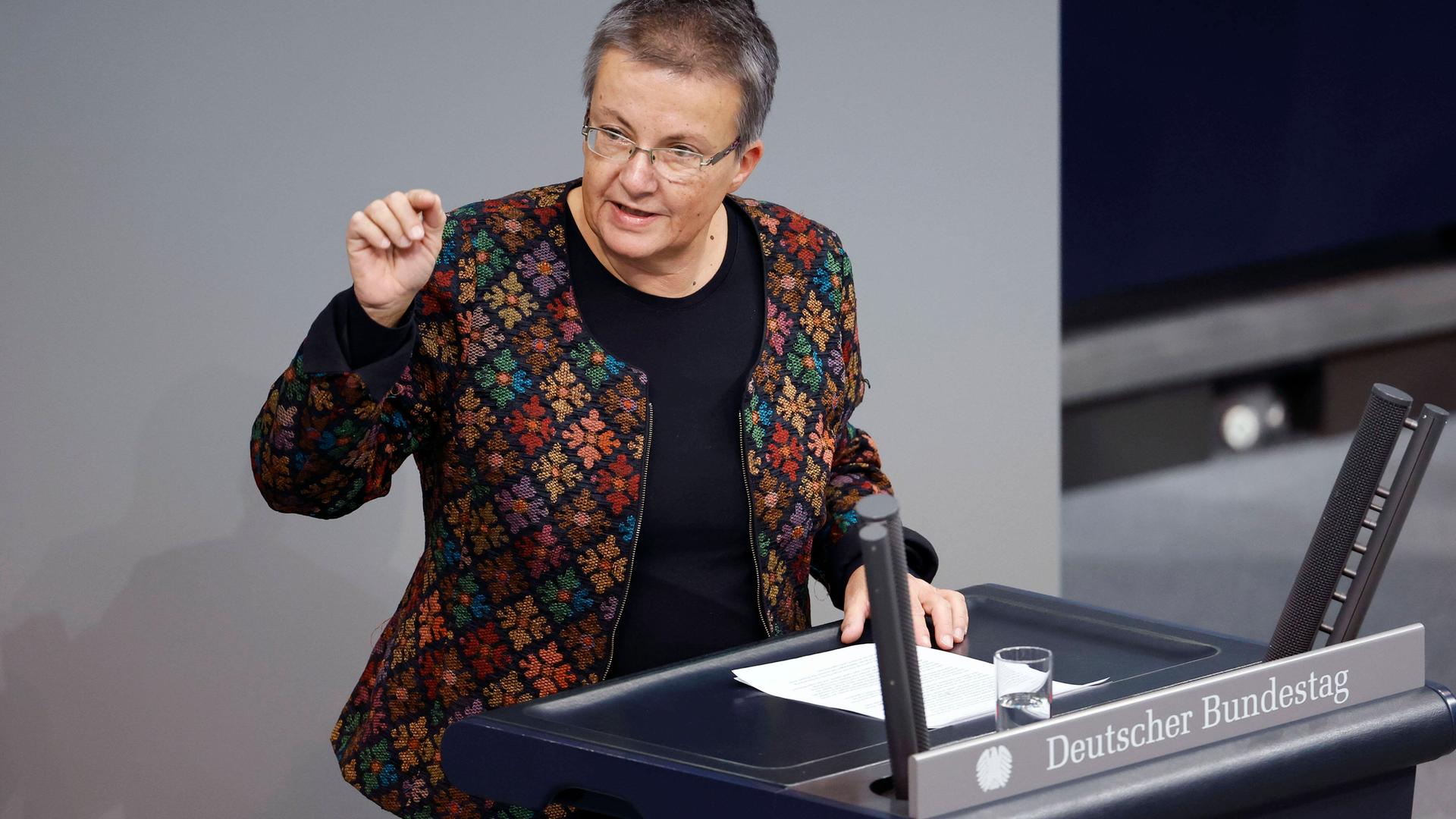 Kathrin Vogler steht am Pult des Bundestages und spricht zum Plenum.