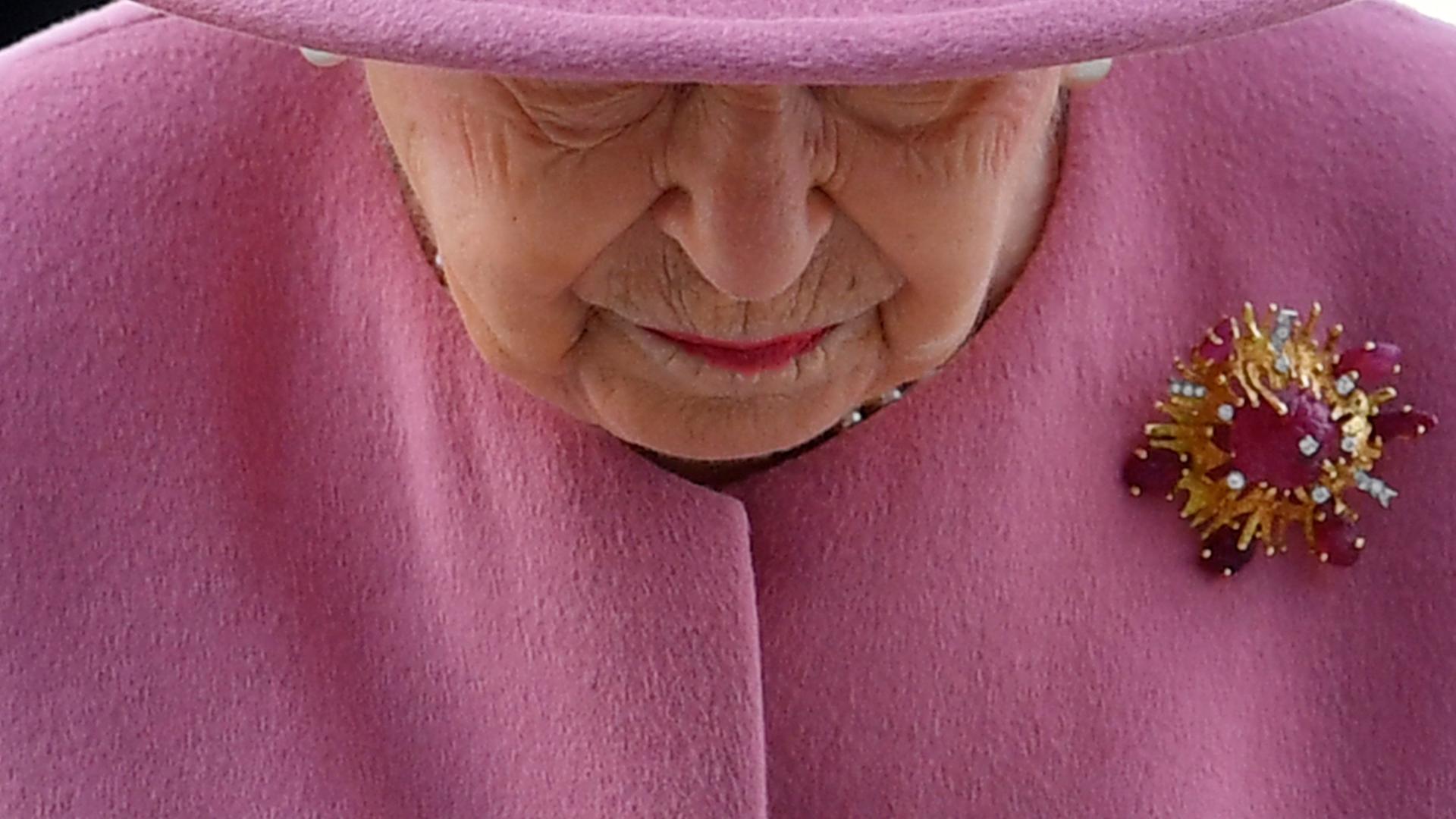 Die britische Queen Elizabeth II. senkt ihren Kopf. Die britische Queen Elizabeth II. senkt ihren Kopf.