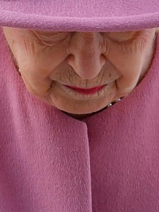 Die britische Queen Elizabeth II. senkt ihren Kopf.