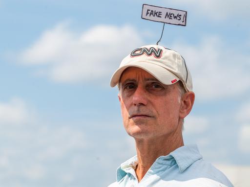 Ein Mann bei der Trump Rally im Wilkes-Barre Township in Pennsylvania mit CNN-Mütze, auf der er ein Schild mit der Aufschrift "Fake News!" befestigt hat, aufgenommen am 03.09.2022