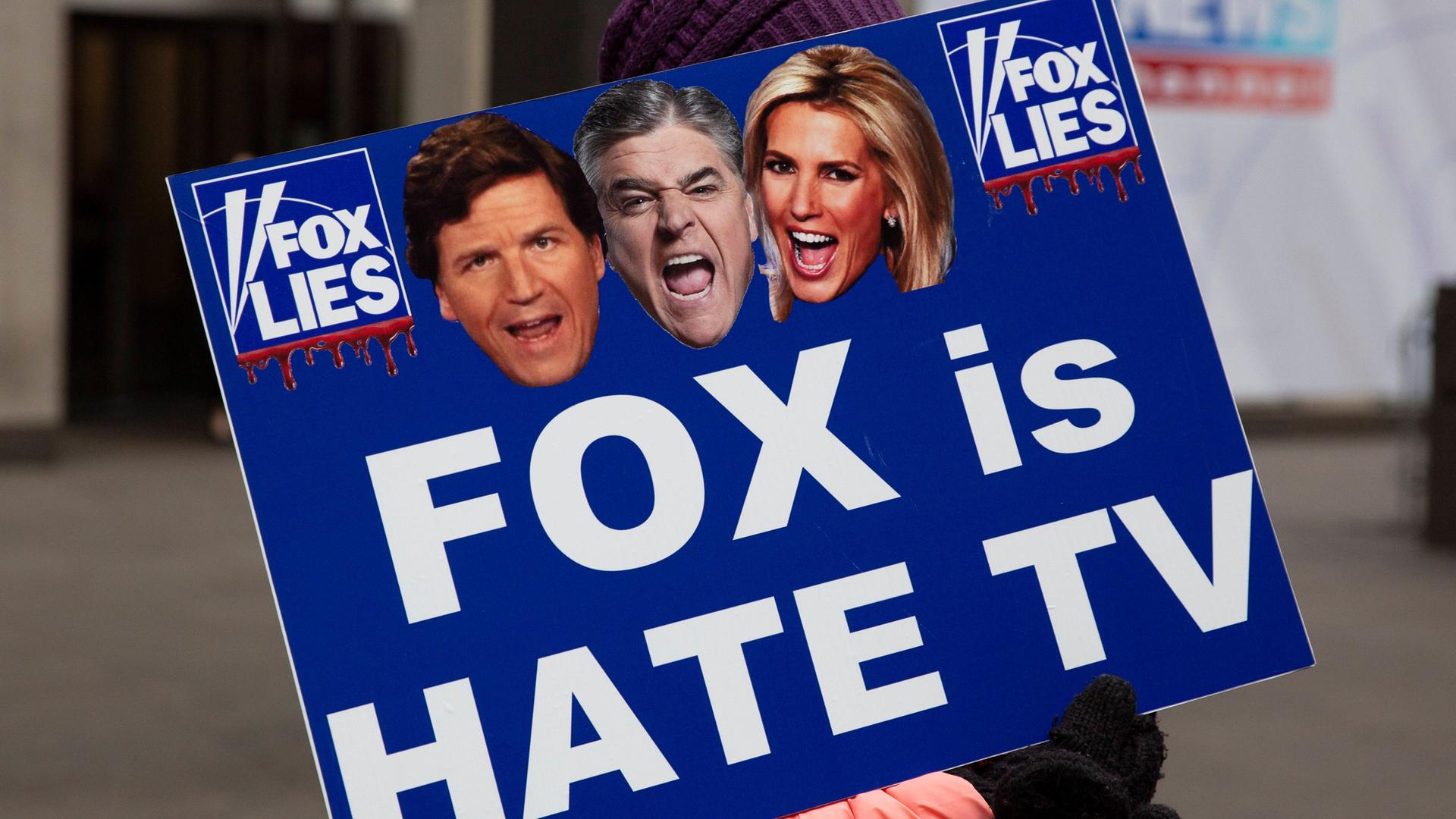 "FOX is HATE TV" ("FOX ist Hass-Fernsehen"), mit dieser Kritik auf einem Schild protestieren Menschen vor einem Gebäude des Senders in New York