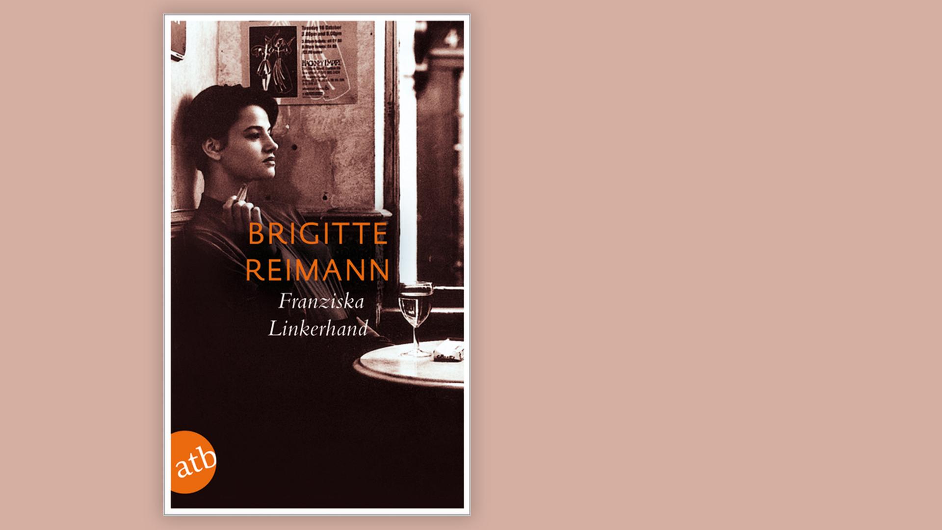 Auf dem Cover des Buches von Brigitte Reimann sitzt eine junge Frau mit kurzem Haarschnitt an einem Fenster und schaut in die Leere.