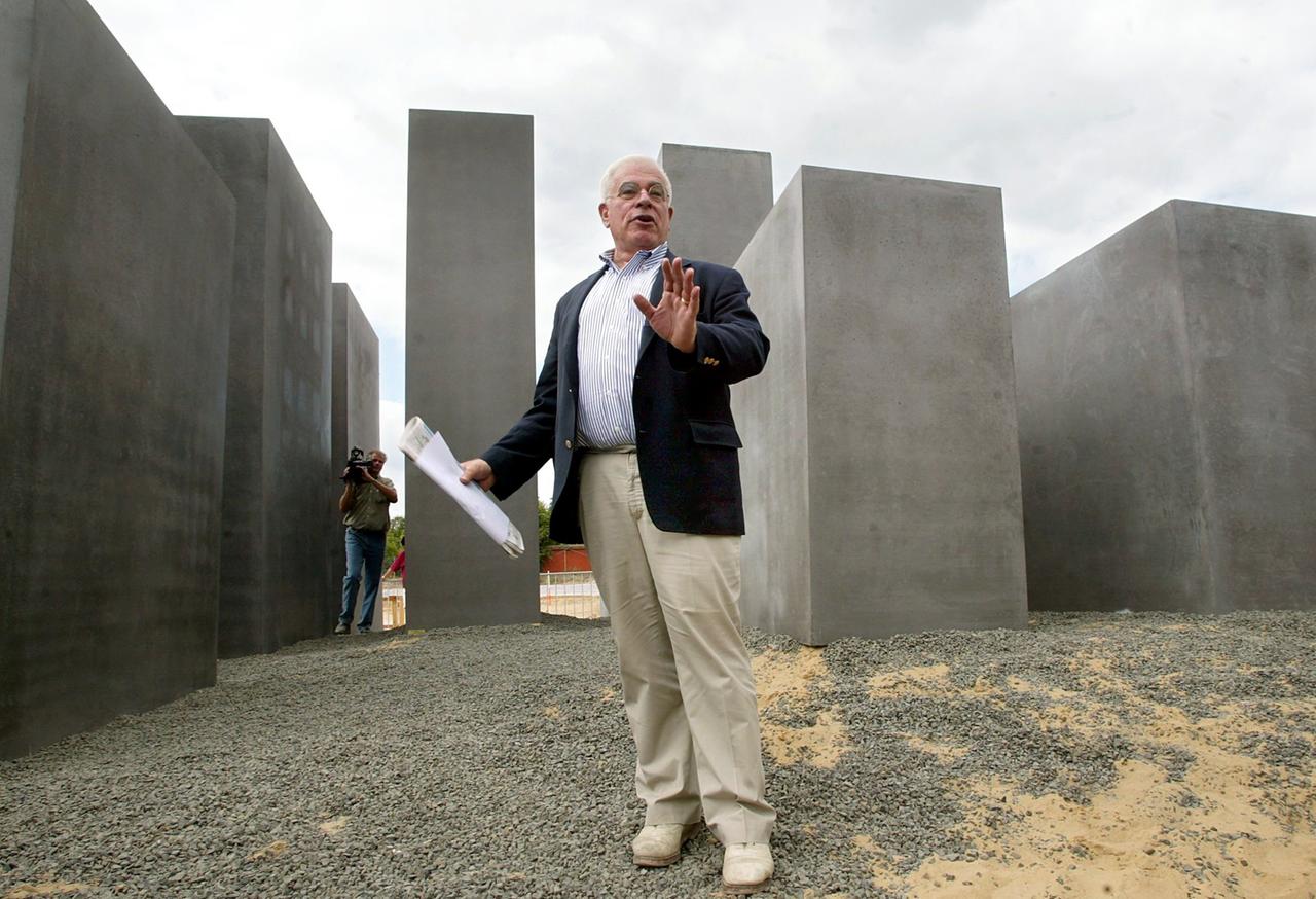 Peter Eisenman steht am 16.8.2003 auf dem Gelände des Holocaust-Mahnmals, hinter ihm sind Betonquader zu sehen