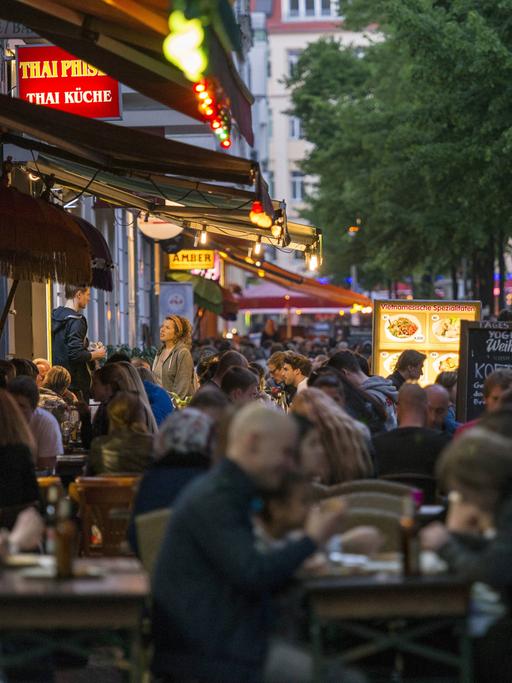In der Simon-Dach-Straße in Berlin-Friedrichshain reiht sich auf beiden Seiten der Straße Restaurant an Restaurant. Besonders nach Einbruch der Dunkelheit sind die Plätze sehr begehrt.