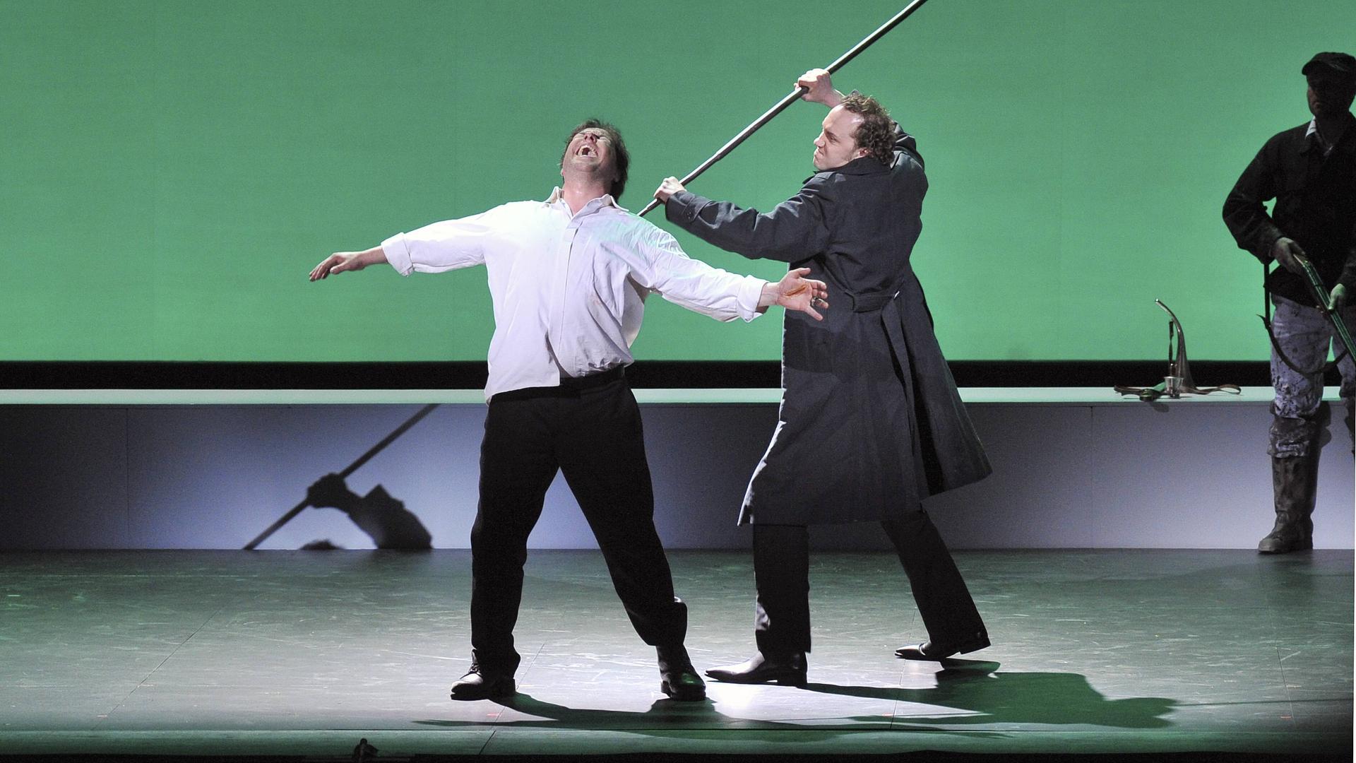 Aufführung des vierten Teils des Nibelungenrings, der Götterdämmerung von Richard Wagner, im Rahmen der Osterfestspiele 2010 im grossen Festspielhaus in Salzburg - Das Bild zeigt Hagen - Mikhail Petrenko, der Siegfried - Stefan Vinke tötet Aufführung des vierten Teils des Nibelungenrings, der Götterdämmerung von Richard Wagner, im Rahmen der Osterfestspiele 2010 im grossen Festspielhaus in Salzburg - Das Bild zeigt Hagen - Mikhail Petrenko, der Siegfried - Stefan Vinke tötet